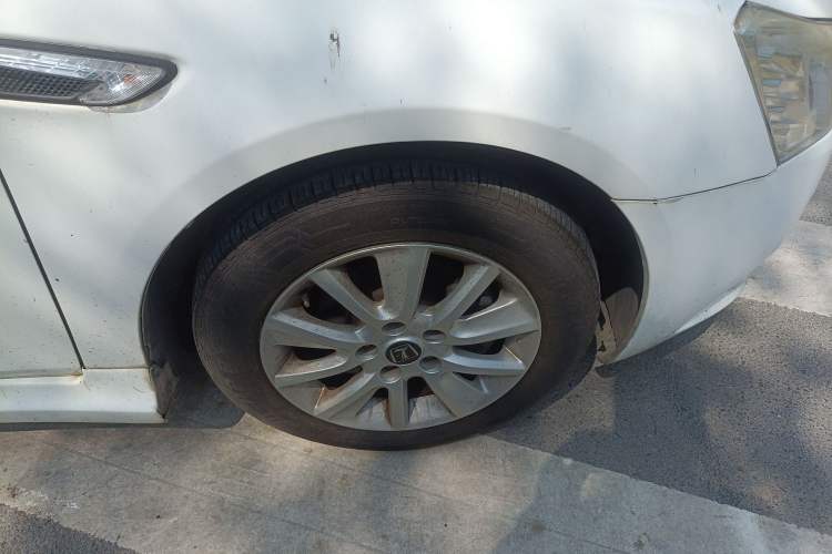 Used Luxgen 5 2014 Honor Navigation Edition 1.8T Automatic Luxury Model Right Front Wheel Hub