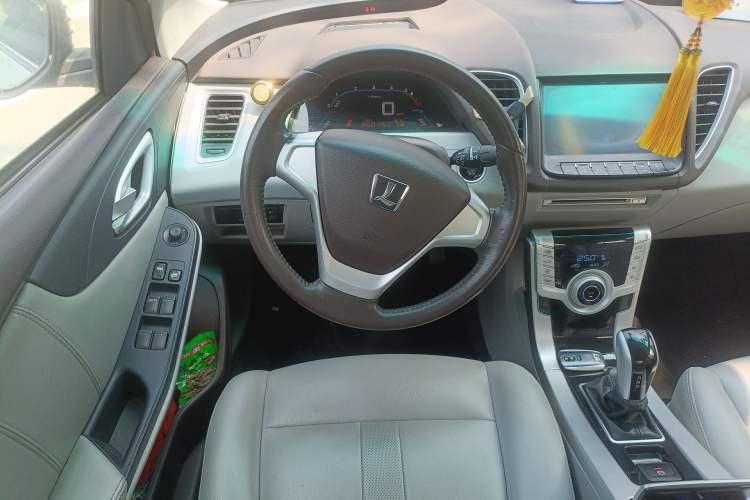 Used Luxgen 5 2014 Honor Navigation Edition 1.8T Automatic Luxury Model Steering Wheel