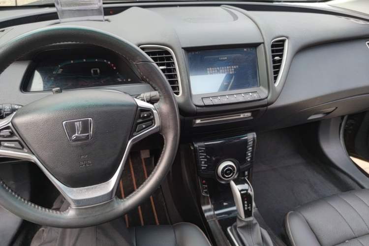 Used Luxgen 5 2015 1.8T Automatic ZhiZun Model Center Console