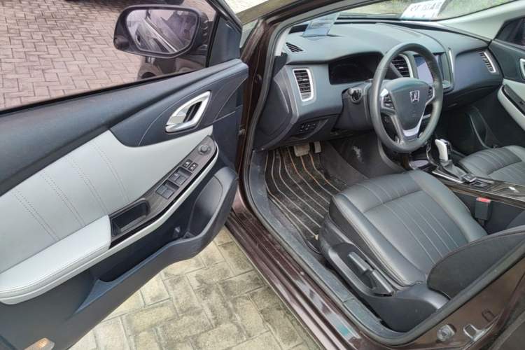 Used Luxgen 5 2015 1.8T Automatic ZhiZun Model Driver Seat