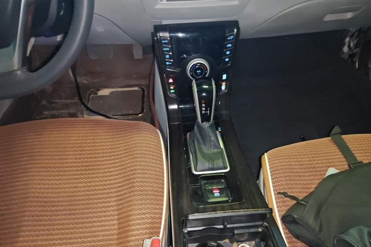Used Luxgen 5 2015 1.8T Automatic ZhiZun Model Gear Lever
