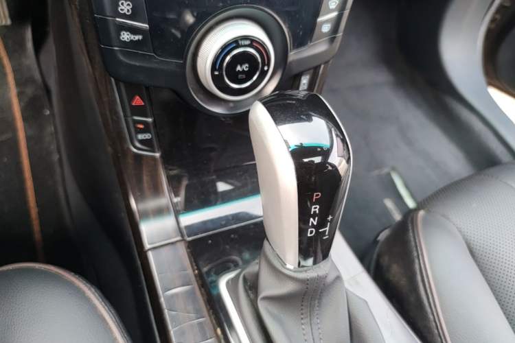 Used Luxgen 5 2015 1.8T Automatic ZhiZun Model Gear Lever