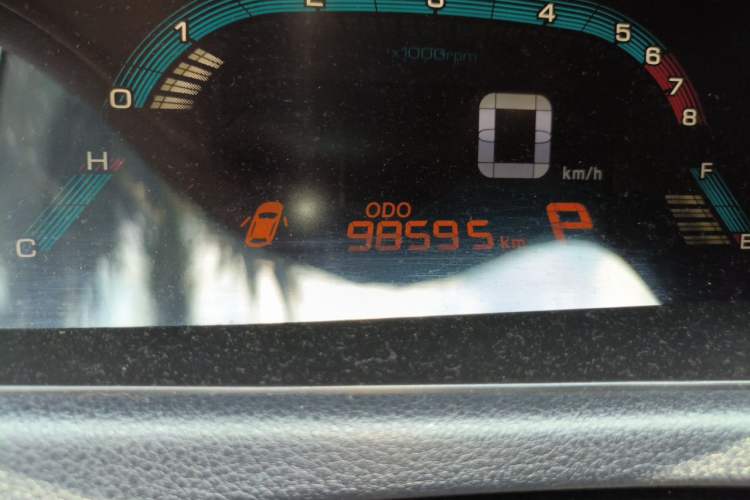 Used Luxgen 5 2015 1.8T Automatic Flagship Model Odometer Close Up