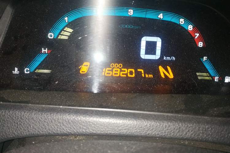 Used Luxgen 5 2015 1.8T Automatic Flagship Model Odometer Close Up