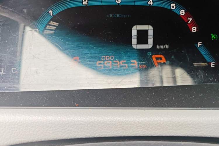 Used Luxgen 5 2015 1.8T Automatic ZhiZun Model Odometer Close Up