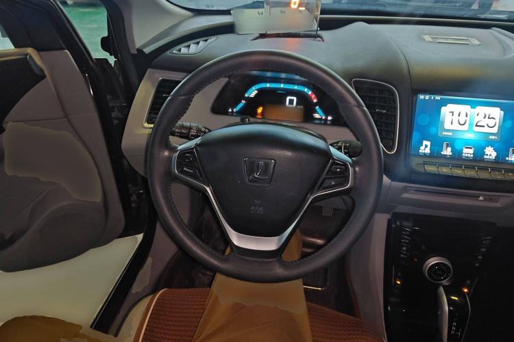 Used Luxgen 5 2015 1.8T Automatic ZhiZun Model Steering Wheel
