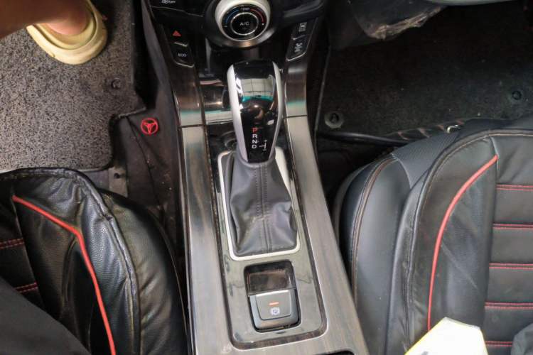 Used Luxgen 5 2015 1.8T Automatic ZhiZun Model Gear Lever