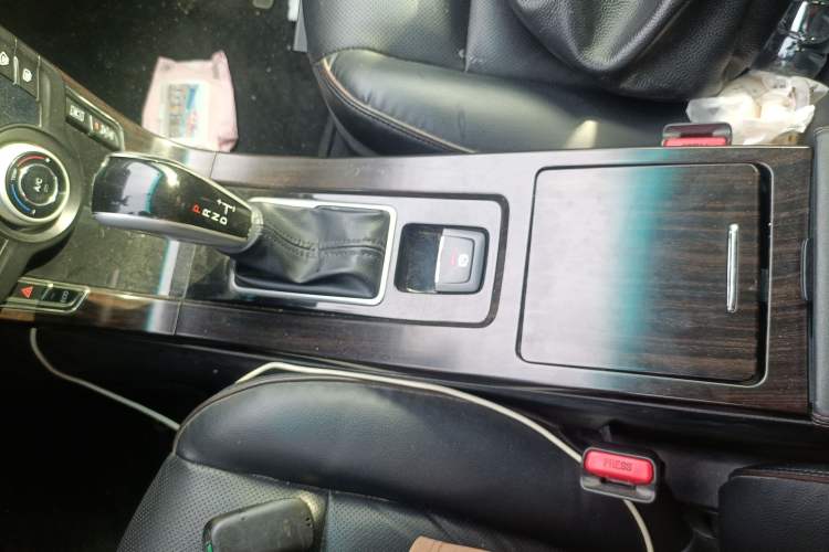 Used Luxgen 5 2015 1.8T Automatic ZhiZun Model Gear Lever