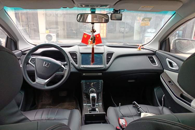 Used Luxgen 5 2015 1.8T Automatic ZhiZun Model Center Console