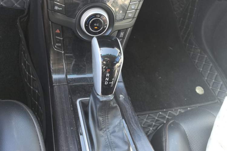 Used Luxgen 5 2015 1.8T Automatic ZhiZun Model Gear Lever