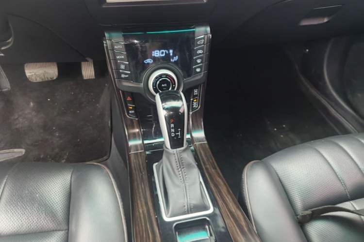 Used Luxgen 5 2015 1.8T Automatic ZhiZun Model Gear Lever