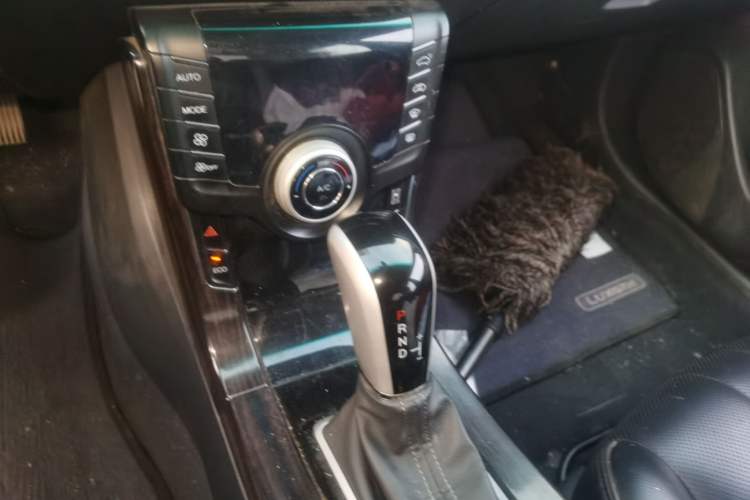 Used Luxgen 5 2015 1.8T Automatic ZhiZun Model Gear Lever