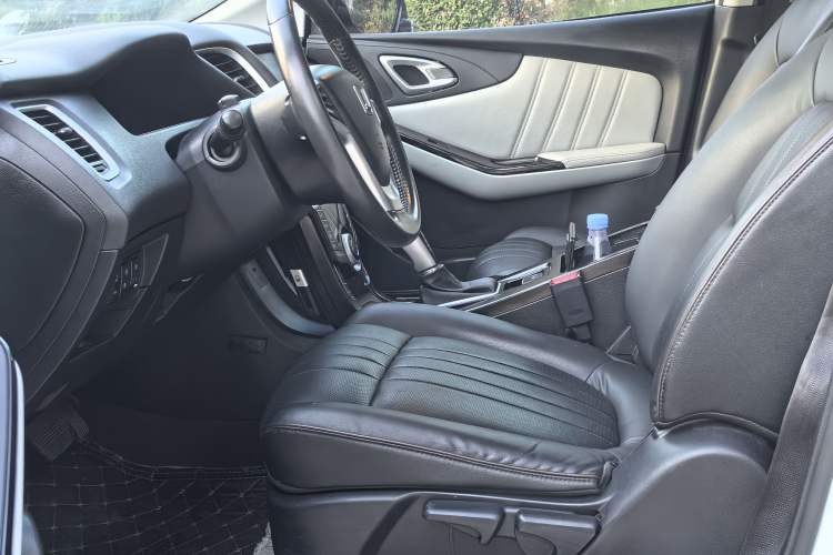 Used Luxgen 5 2015 1.8T Automatic ZhiZun Model Interior 1