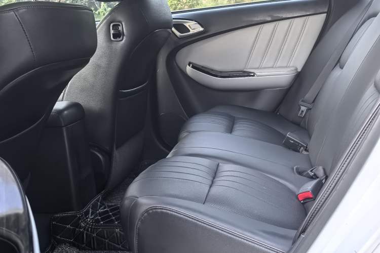 Used Luxgen 5 2015 1.8T Automatic ZhiZun Model Interior 2