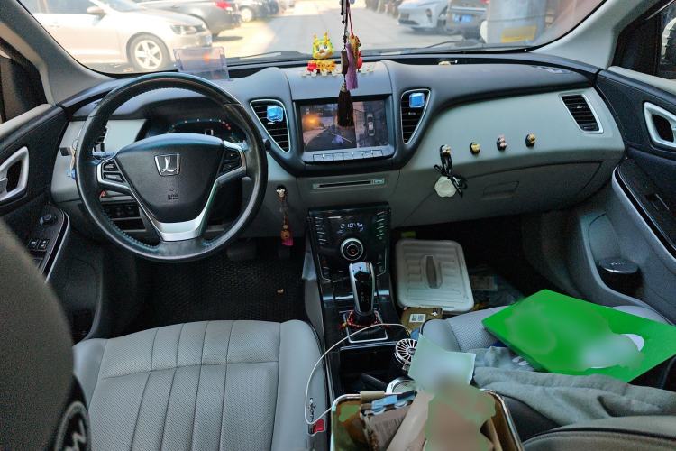 Used Luxgen 5 2015 1.8T Automatic ZhiZun Model Interior 2