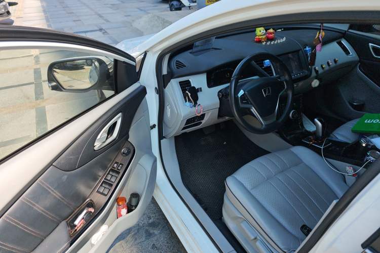 Used Luxgen 5 2015 1.8T Automatic ZhiZun Model Interior 3