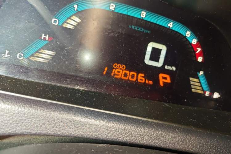 Used Luxgen 5 2015 1.8T Automatic ZhiZun Model Odometer Close Up