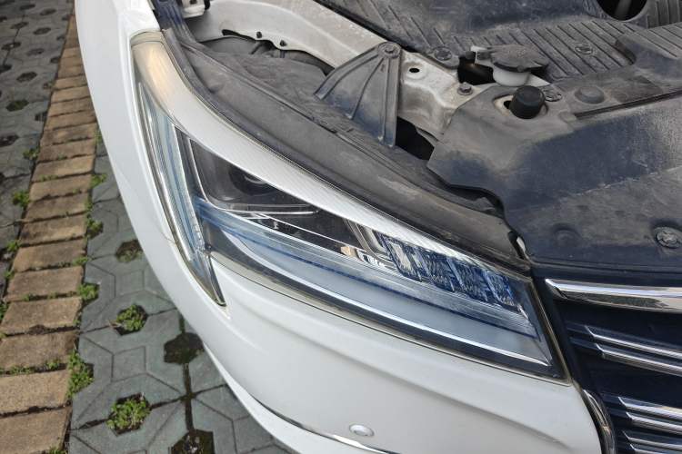 Used Luxgen 5 2015 1.8T Automatic ZhiZun Model Right Front Headlight