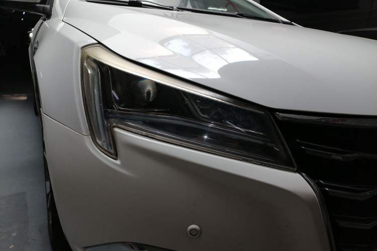 Used Luxgen 5 2015 1.8T Automatic Flagship Model Right Front Headlight