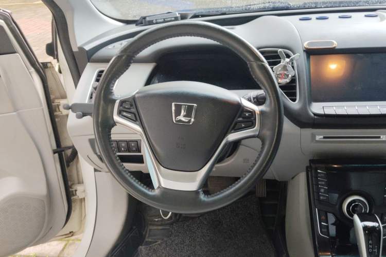 Used Luxgen 5 2015 1.8T Automatic ZhiZun Model Steering Wheel