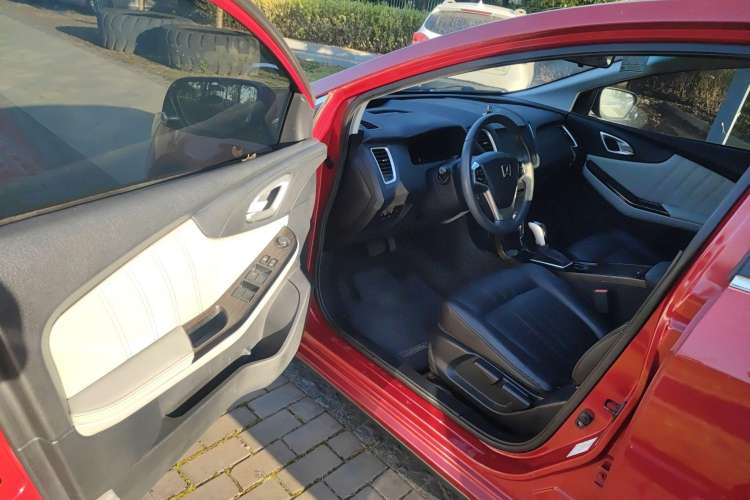 Used Luxgen 5 2016 1.8T Automatic Smart Sunroof Edition Interior 2