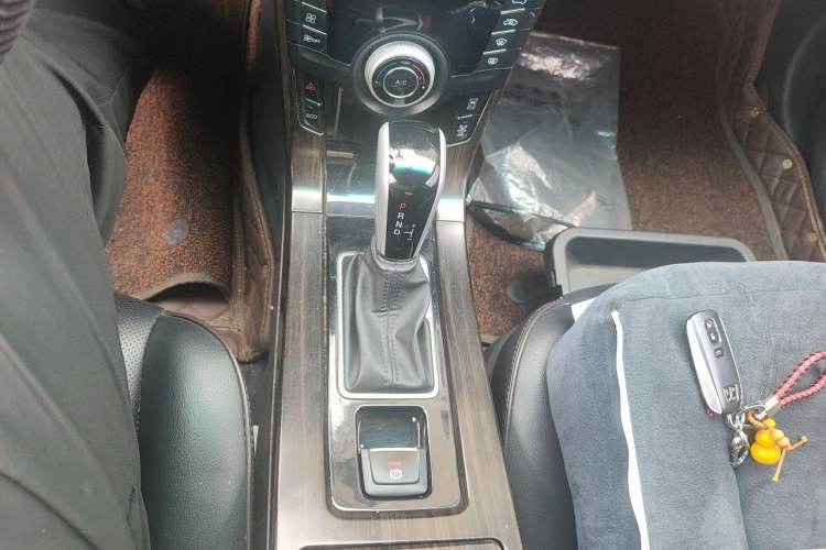 Used Luxgen 5 2016 1.8T Automatic ZhiZun Model Gear Lever