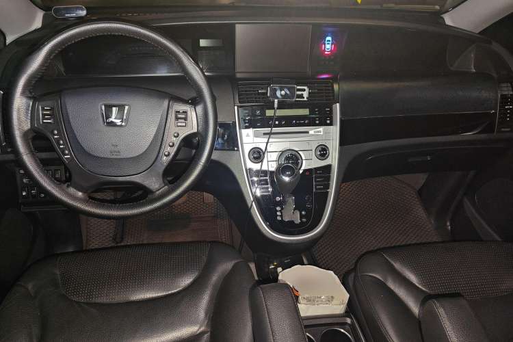 Used Luxgen Great 7 MPV 2013 2.0T Luxury Model Center Console