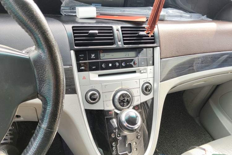 Used Luxgen Great 7 MPV 2013 2.0T Elite Edition Audio And AC Panel