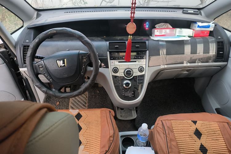 Used Luxgen Great 7 MPV 2013 2.0T Luxury Model Center Console