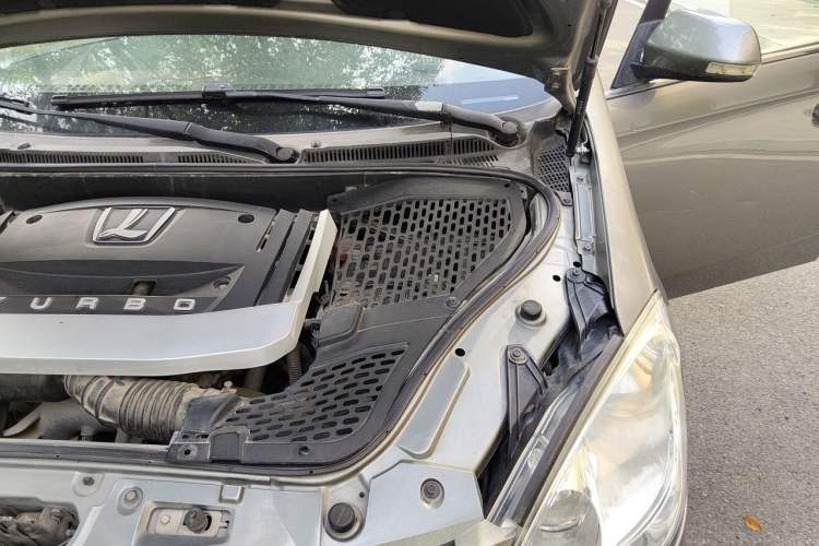 Used Luxgen Great 7 MPV 2013 2.0T Elite Edition Engine Bay Left