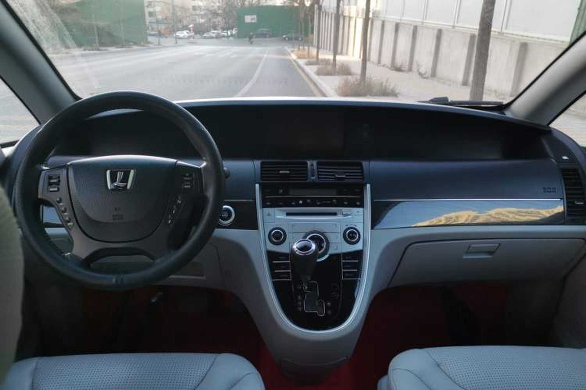 Used Luxgen Great 7 MPV 2013 2.0T Luxury Model Center Console