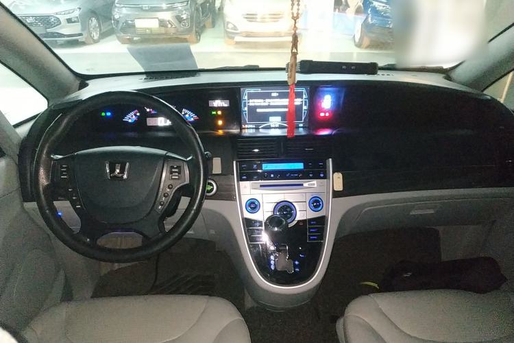 Used Luxgen Great 7 MPV 2013 2.0T Luxury Model Center Console