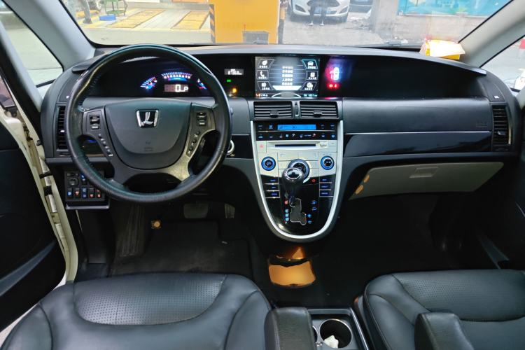 Used Luxgen Great 7 MPV 2013 2.0T Executive Model Center Console