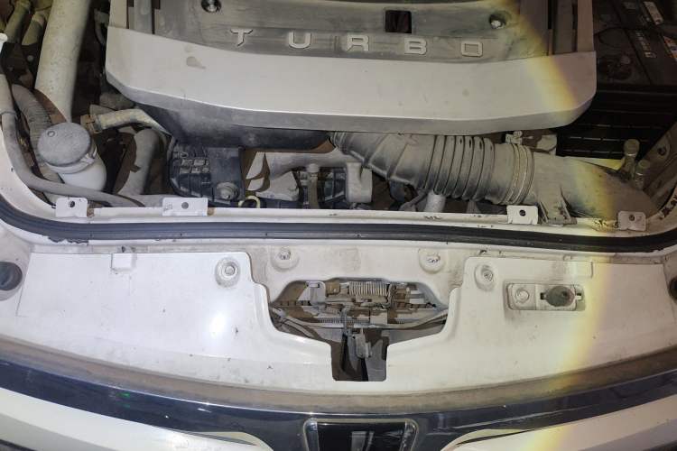 Used Luxgen Great 7 MPV 2013 2.0T Luxury Model Engine Bay
