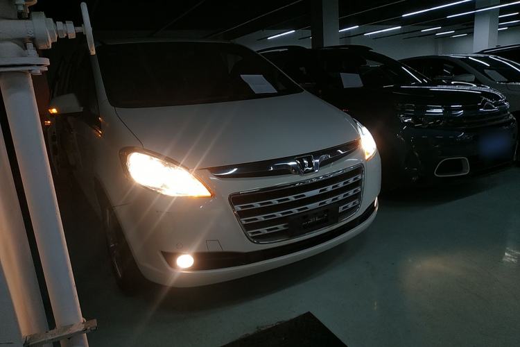Used Luxgen Great 7 MPV 2013 2.0T Luxury Model Front Right 45 Deg