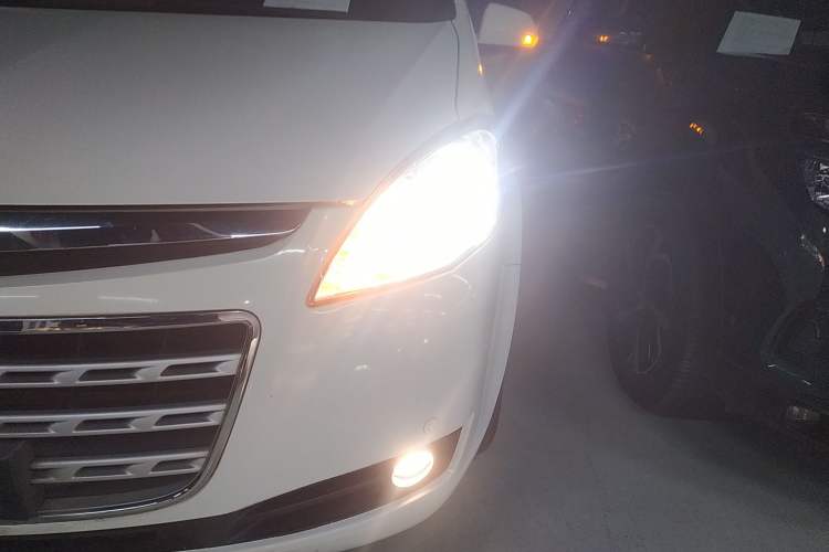 Used Luxgen Great 7 MPV 2013 2.0T Luxury Model Left Front Headlight