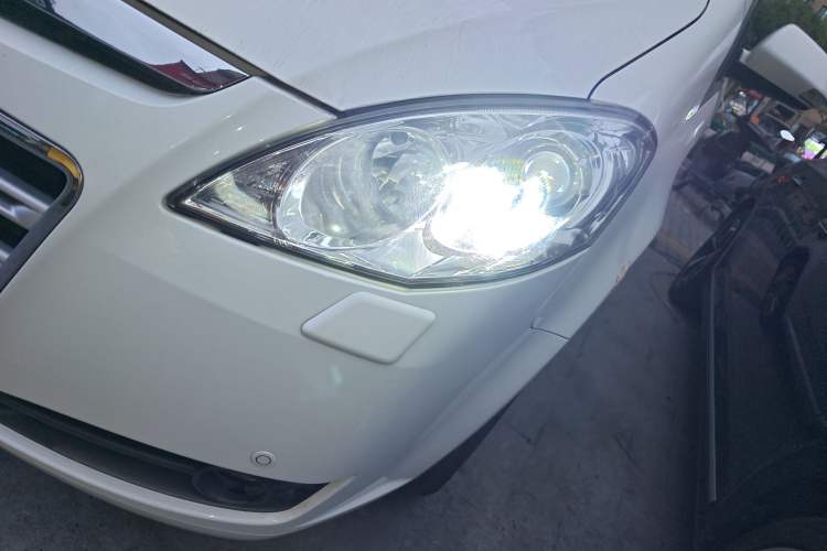 Used Luxgen Great 7 MPV 2013 2.0T Executive Model Left Front Headlight