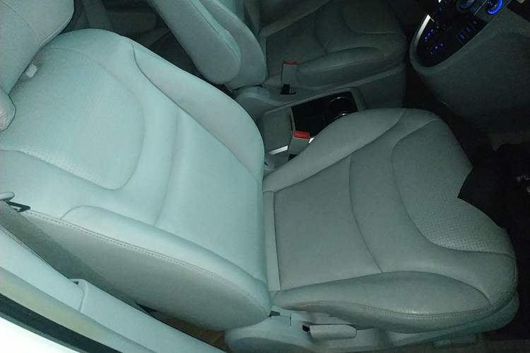 Used Luxgen Great 7 MPV 2013 2.0T Luxury Model Right Front Seat