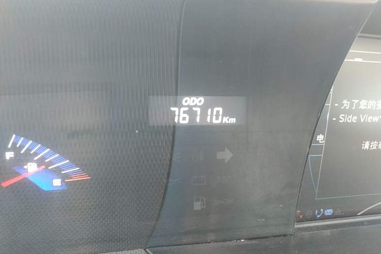 Used Luxgen Great 7 MPV 2015 2.0T Luxury Model Odometer Close Up