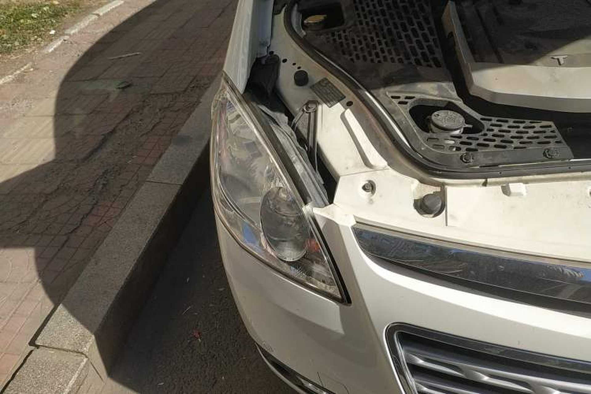 Used Luxgen Great 7 MPV 2015 2.0T Luxury Model Right Front Headlight