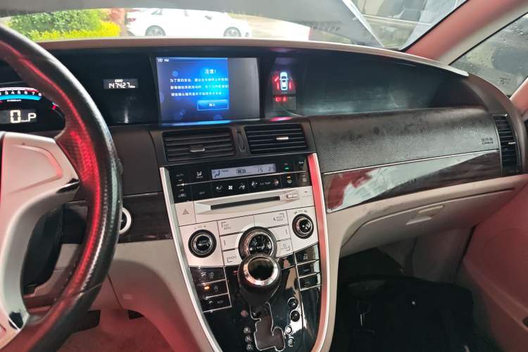 Used Luxgen Great 7 MPV 2016 2.0T Comfort Edition Audio And AC Panel