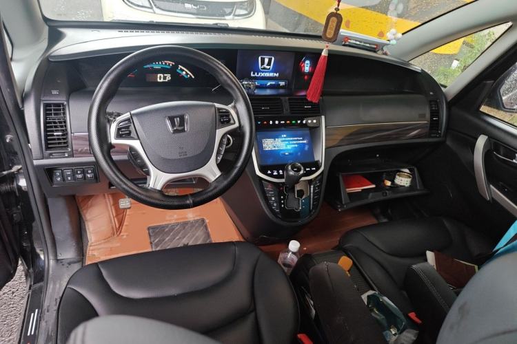 Used Luxgen Great 7 MPV 2016 2.2T Smart Enjoyment Version Center Console