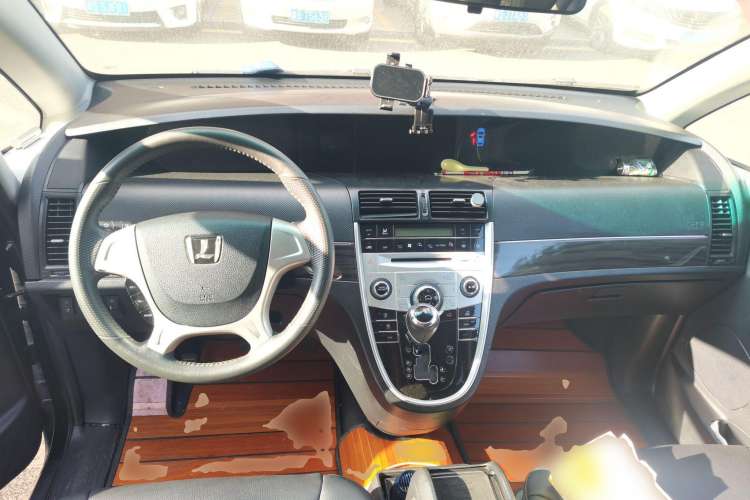 Used Luxgen Great 7 MPV 2016 2.0T Luxury Model Center Console