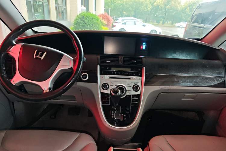 Used Luxgen Great 7 MPV 2016 2.0T Comfort Edition Center Console