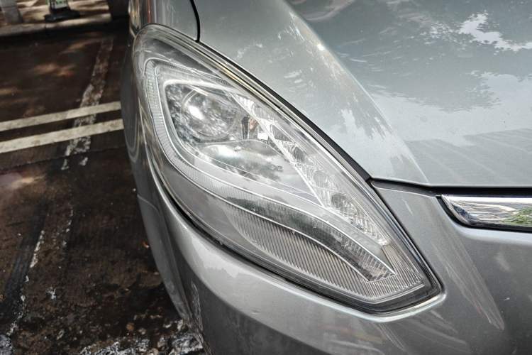 Used Luxgen Great 7 MPV 2016 2.0T Luxury Model Right Front Headlight