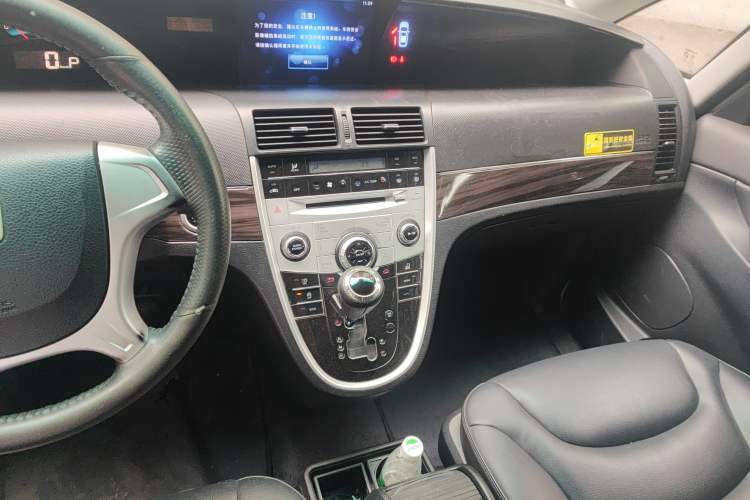 Used Luxgen Great 7 MPV 2016 2.0T Comfort Edition Audio And AC Panel