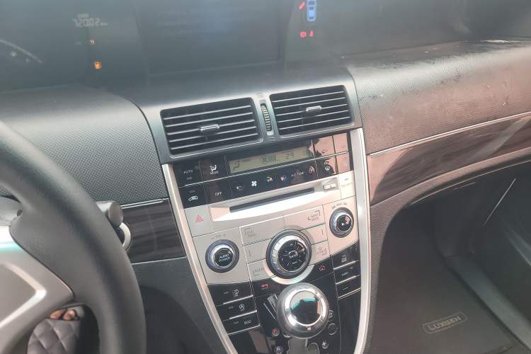 Used Luxgen Great 7 MPV 2016 2.0T Luxury Model Audio And AC Panel