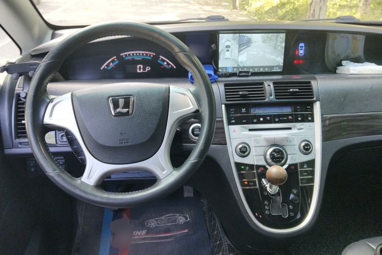 Used Luxgen Great 7 MPV 2016 2.0T Comfort Edition Center Console