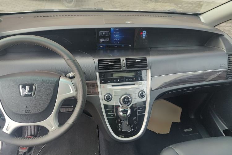 Used Luxgen Great 7 MPV 2016 2.0T Luxury Model Center Console