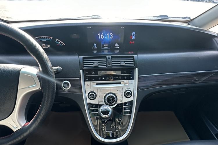 Used Luxgen Great 7 MPV 2016 2.0T Comfort Edition Interior 8